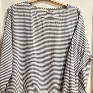 XiRENA Gray and White Striped Blouse